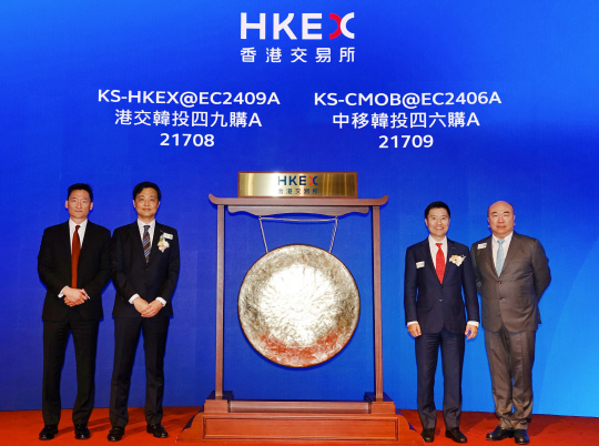 태 유(왼쪽부터) 홍콩거래소 마케팅본부장, 지현준 한국투자증권 투자금융본부장, 이강희 한국투자증권 홍콩법인장, 매튜 청 홍콩거래소 파생상품본부장이 지난 11일 홍콩 현지에서 열린 상장기념식에서 기념 사진을 촬영하고 있다.  <한국투자증권 제공>